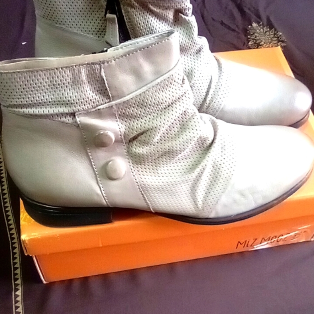 NIB Miz mooz ankle boots